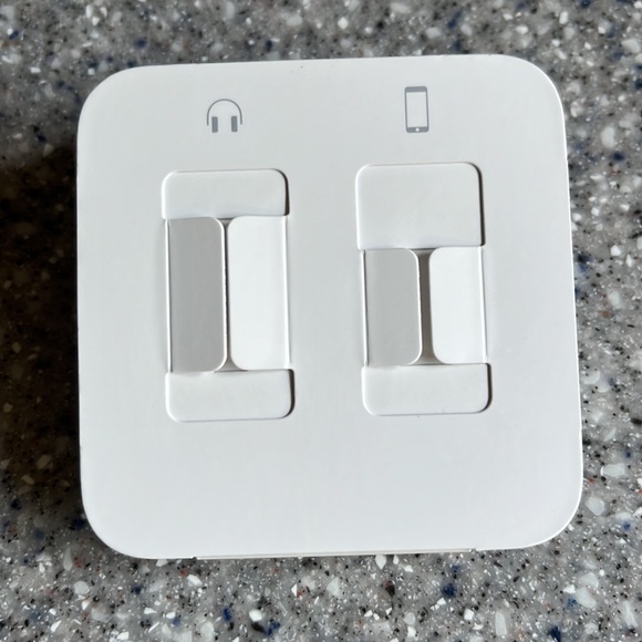 NWT Apple EarPods with lightning connector - Picture 2 of 2